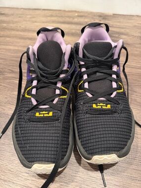 Nike Men's Black Purple Pink Accent Athletic Shoes